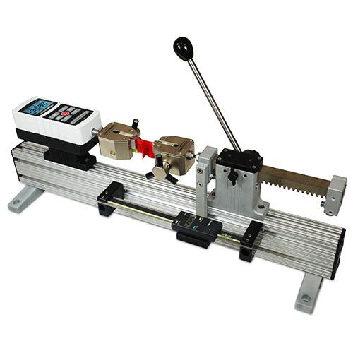 Un marco de prueba manual es una estructura mecánica que permite aplicar y medir fuerzas o torques de forma controlada usando una palanca, manivela o husillo accionados por el usuario. Se usa normalmente junto con un dinamómetro o medidor de torque para hacer ensayos repetibles, reduciendo la variabilidad de las pruebas hechas “a mano alzada”.