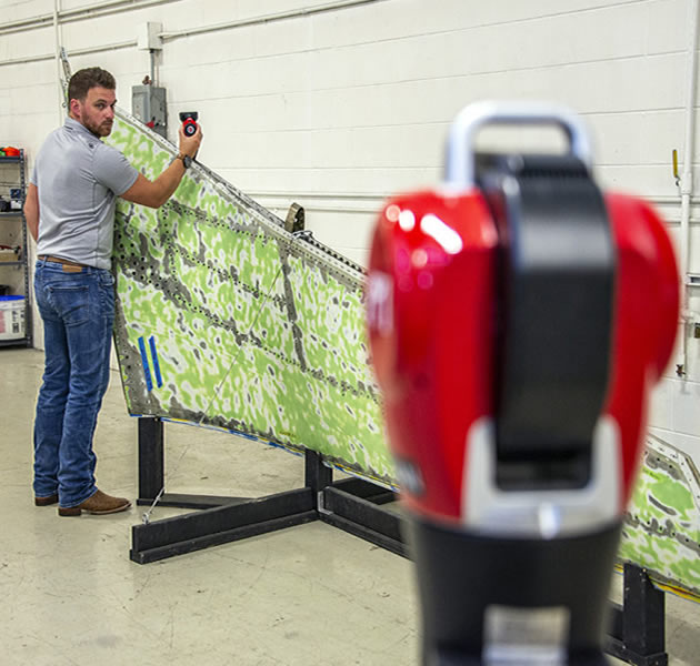 se evaluan las propiedades mecanicas, de materiales y estructuras utilizando cargas de tracción, compresión, flexión, fatiga, impacto, dinámica, torsión y multiaxial